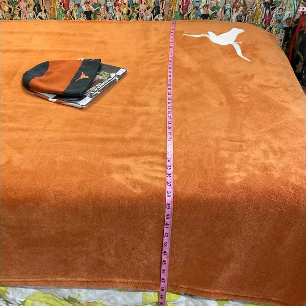 Texas Longhorns Blanket Bundle - Throw Blanket, Nike Beanie & Banner Flag